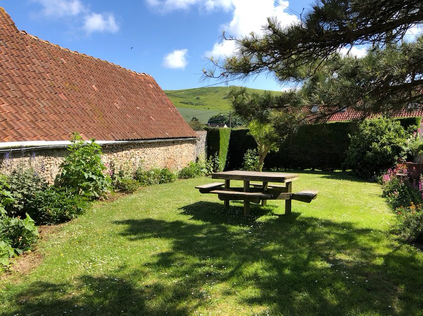 Jardin avec barbecue